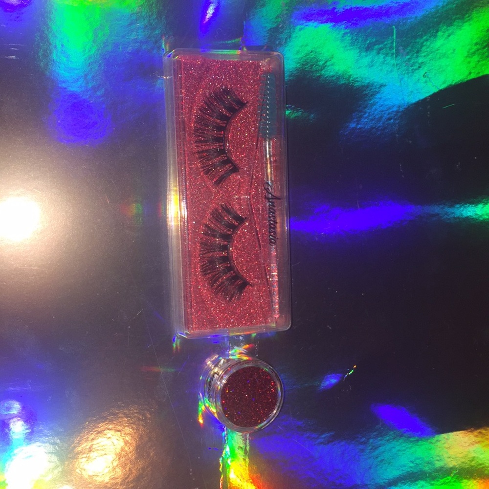 I’m selling mink lashes with nail dip and nails dm
